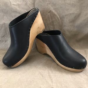 N0. 6 Classic Wedge Clog In Black